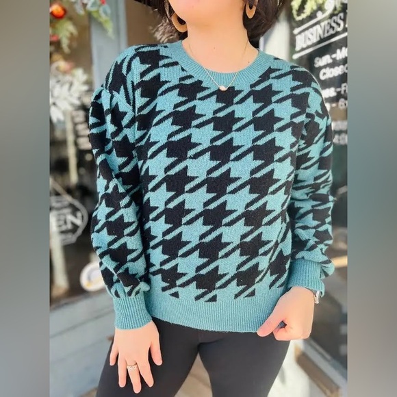 Ann Taylor LOFT Houndstooth Sweater
š¦Thick and comfortable cold-weather sweater - Picture 3 of 5